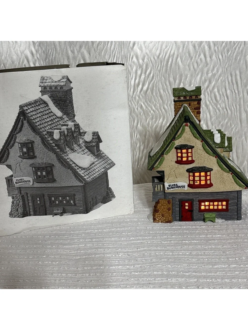 Dept 56 Heritage North Pole Series “Elf Bunkhouse” Light & Box Mint #5601-4